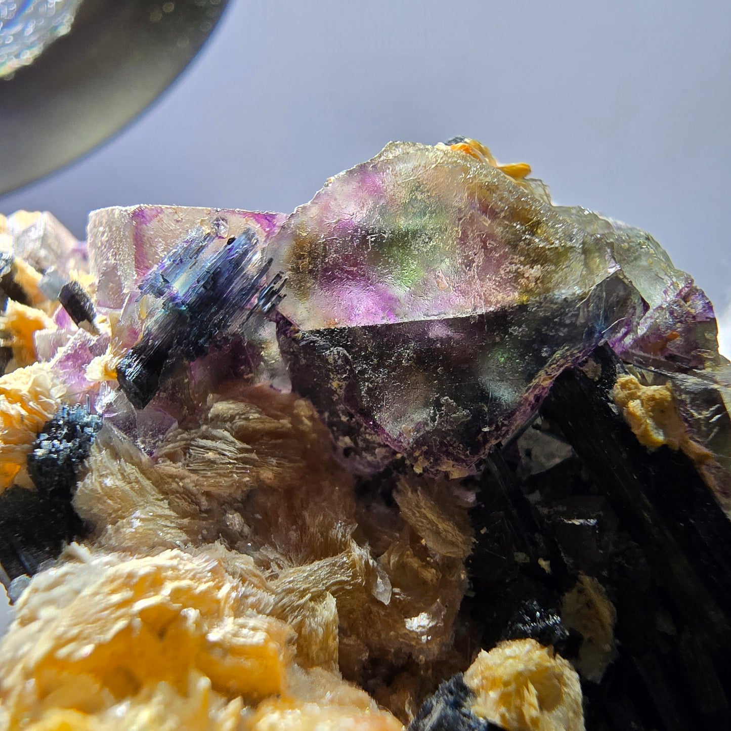 Spécimen de fluorite fantôme colorée, tourmaline scholle, muscovite, Erongo, Namibie, 91 x 57 x 38 mm