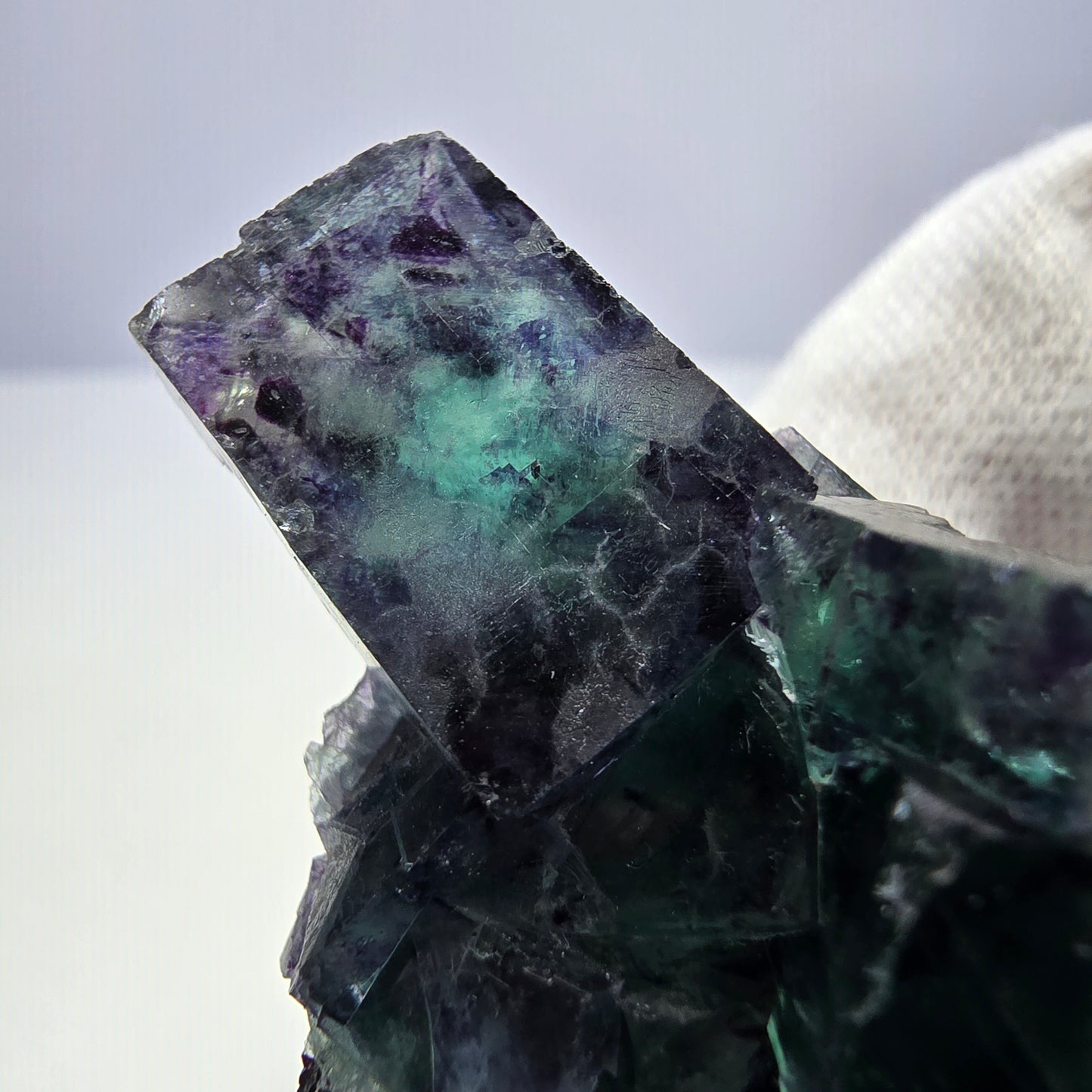 Spécimen de cube de fluorite fantôme transparente, vert-violet zonal, Okorusu, Namibie, 57 x 32 x 18 mm