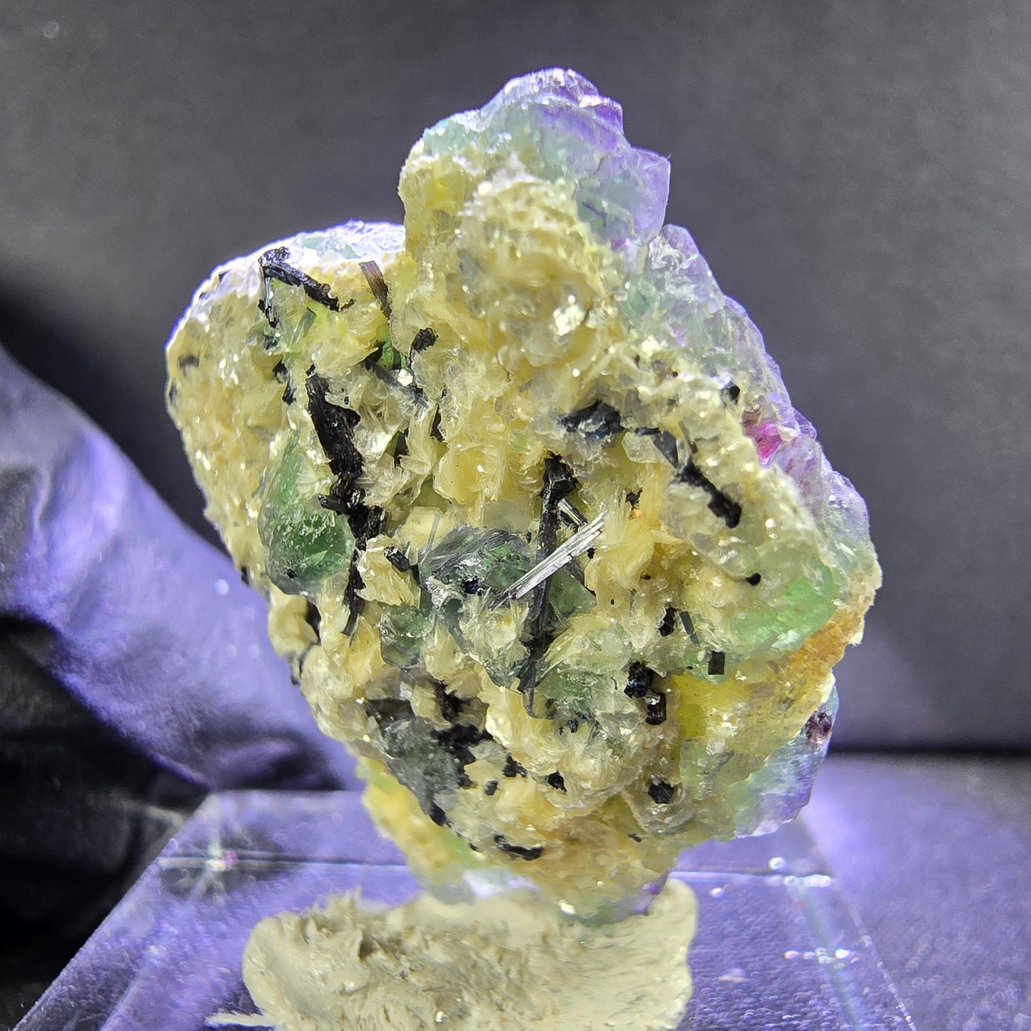 Klare Phantom Fluorit mit Schörl Muskovit Stufe grün lila Erongo, Namibia 28*24*18mm