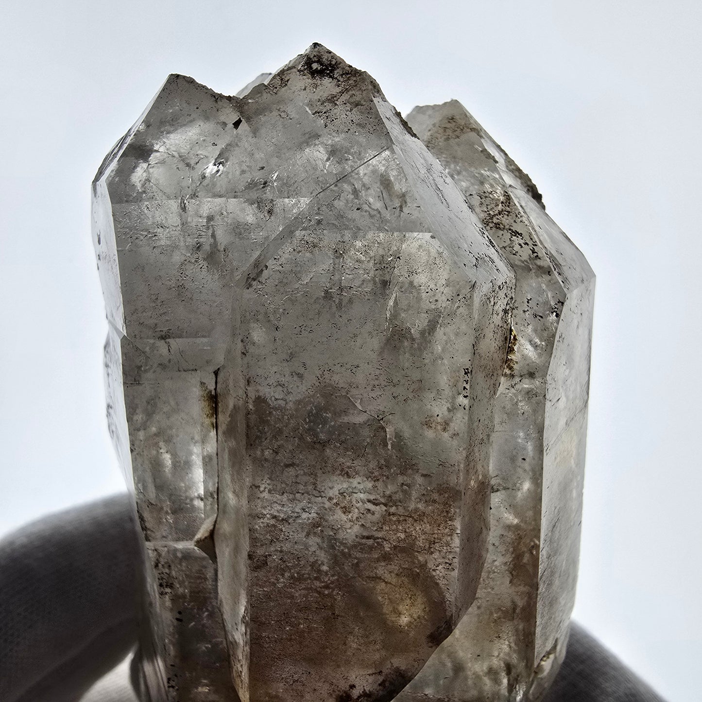Quartz fumé squelette fantôme lémurien DT, calcite UV Valentine Pocket, Namibie 129 x 61 x 48 mm