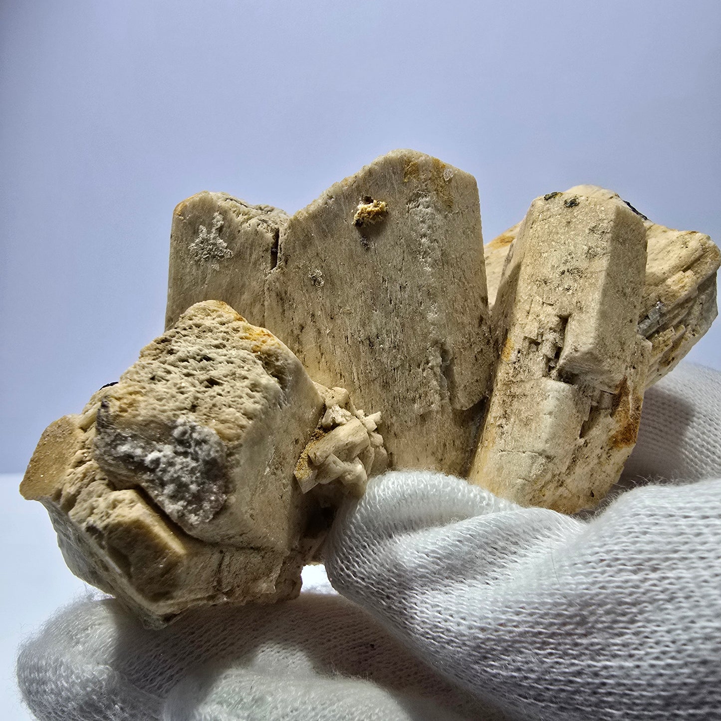 Grand spécimen d'orthose, de tourmaline Schorl et d'hyalite, Erongo, Namibie, 94 x 57 x 50 mm