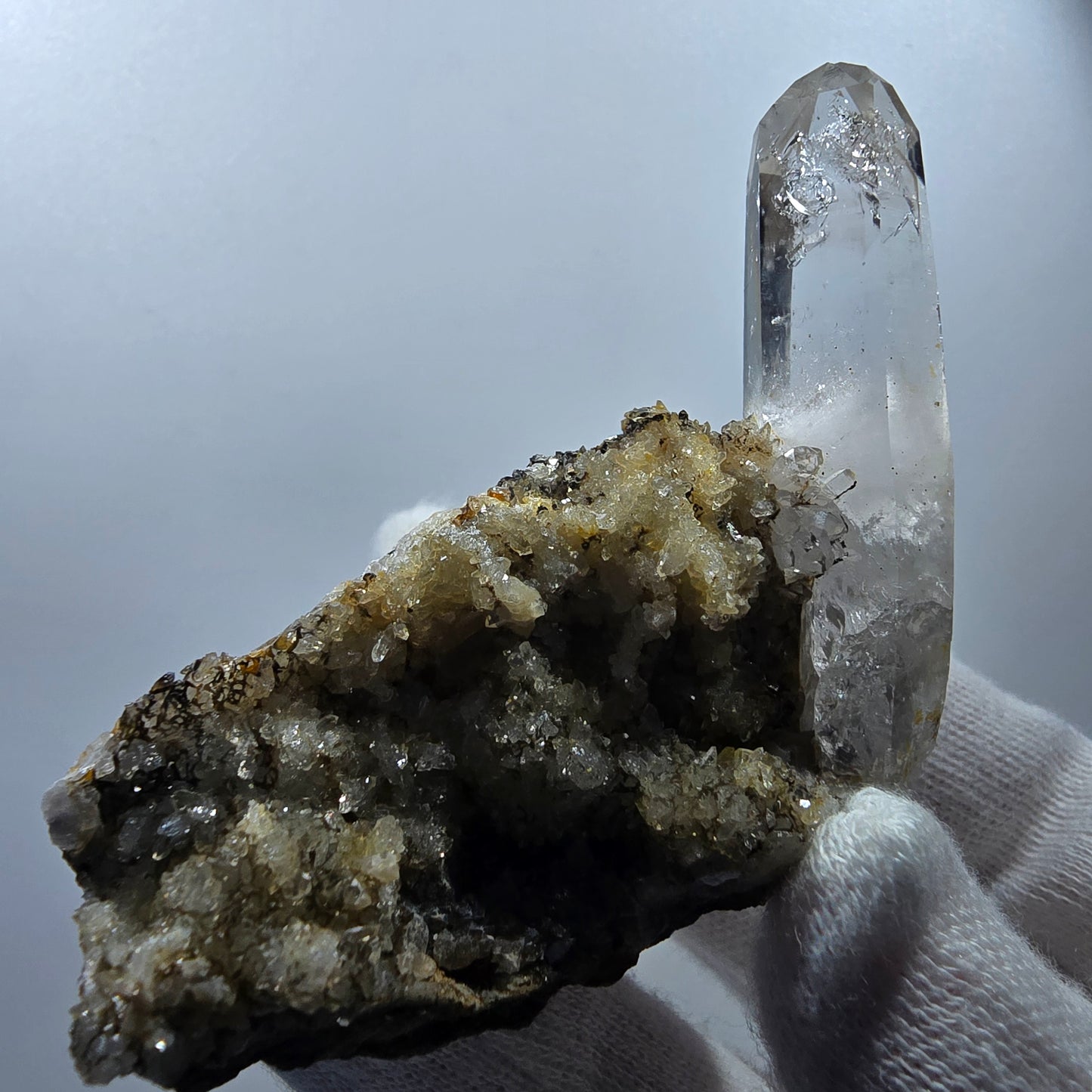 Quartz fumé fantôme, calcite UV sur matrice, spécimen Valentine Pocket Gobobs. Namibie, 68 x 59 x 45 mm.