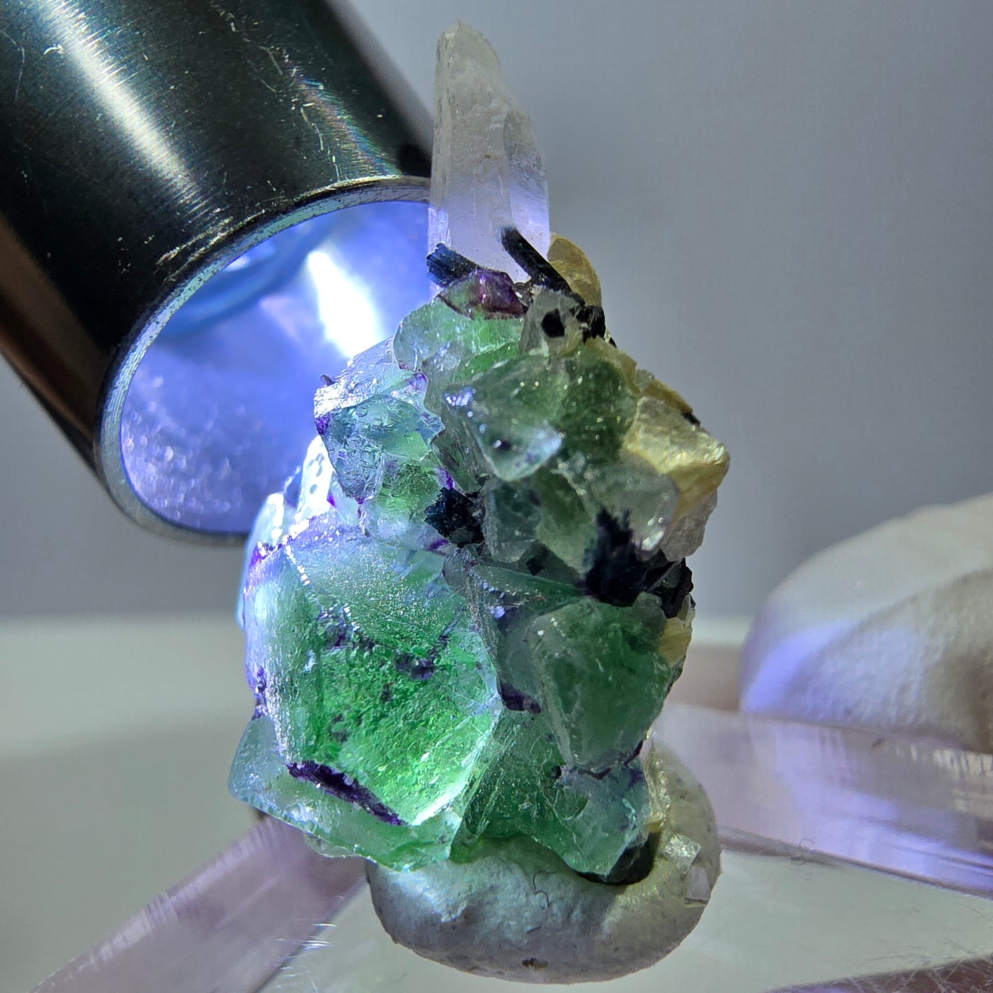 Cube de fluorite fantôme, quartz fumé, tourmaline schol, muscovite, Erongo, Namibie, 31 x 22 x 16 mm