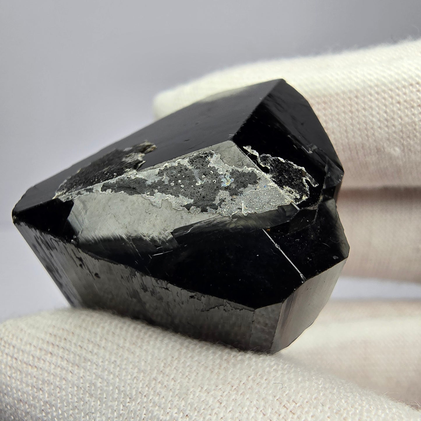 Symmetrischer Schörl Turmalin mit Hyalit Erongo, Namibia 40*30*27mm Sammlung