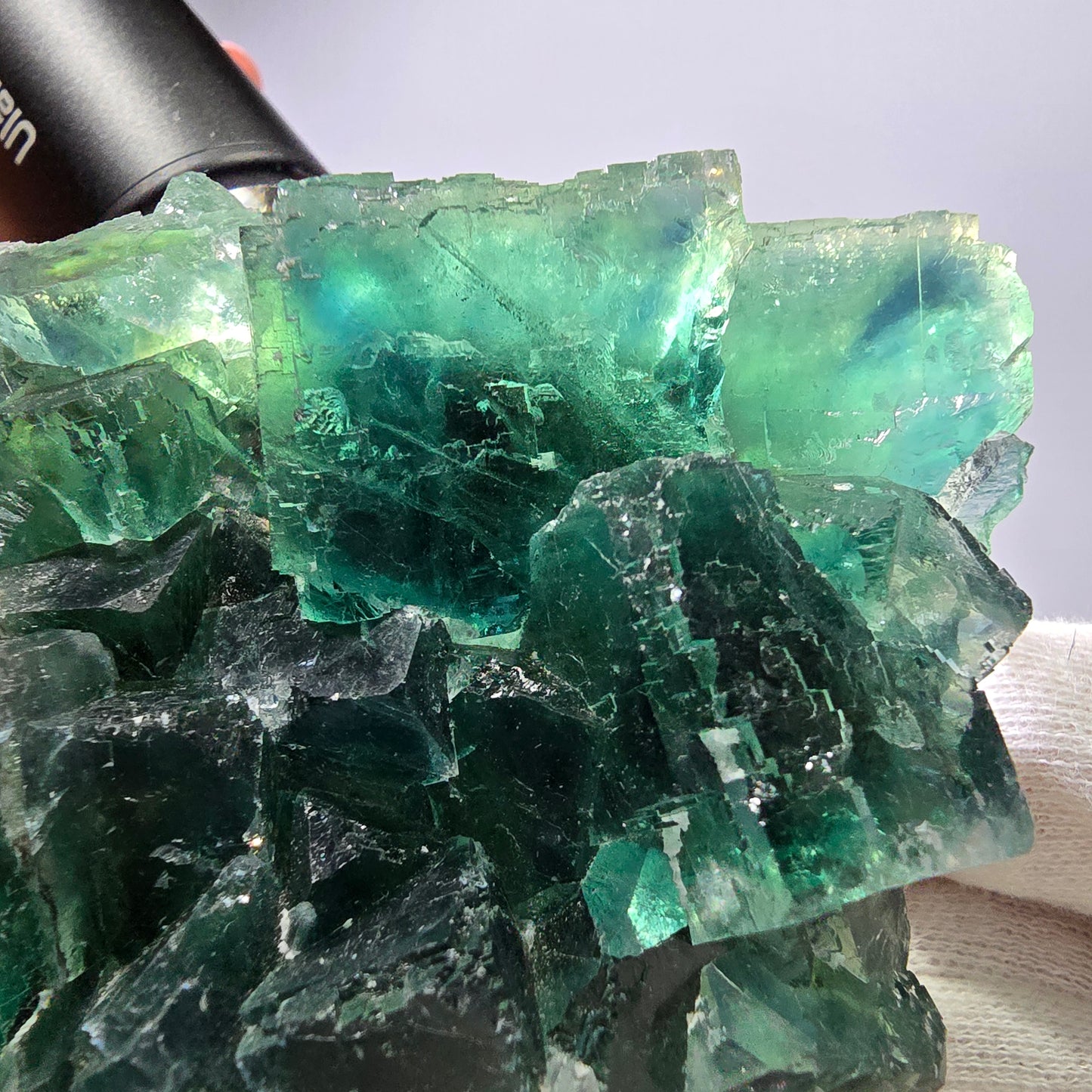 Grand cube de fluorite fantôme vert étagé Okorusu Namibie 102 x 78 x 28 mm