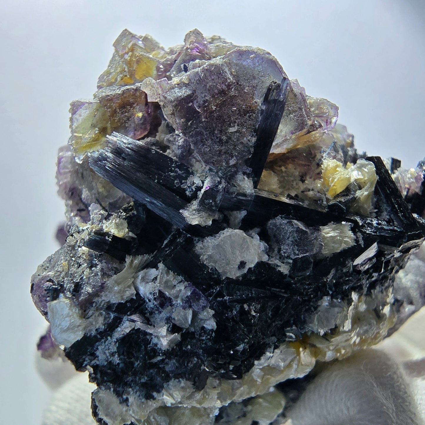Fluorite fantôme colorée, hyalite, tourmaline schol, muscovite, Erongo, Namibie, 80 x 46 x 60 mm