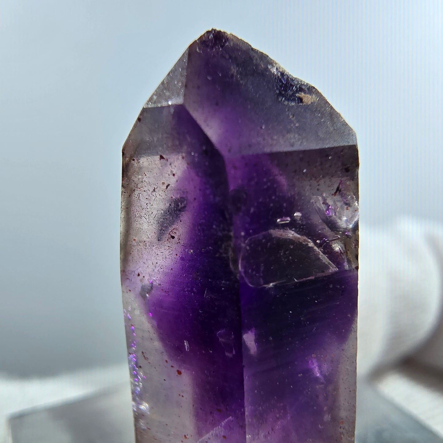 Pointe de sceptre en améthyste fantôme rare à Goboboseb, Namibie, 26 x 12 x 10 mm