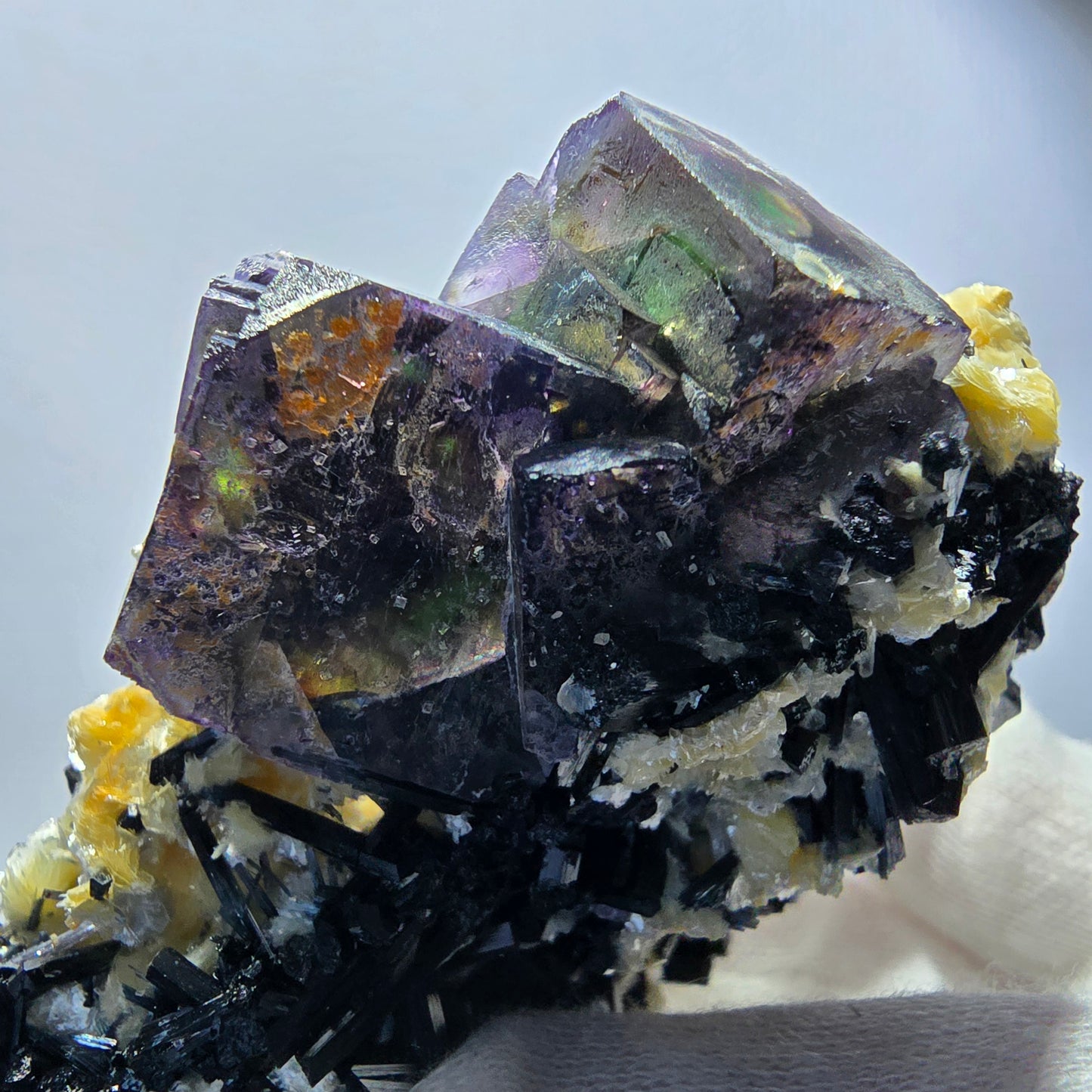 Fluorite fantôme colorée, tourmaline schol, hyalite, quartz fumé, muscovite, Erongo, Namibie, 78 x 70 x 48 mm