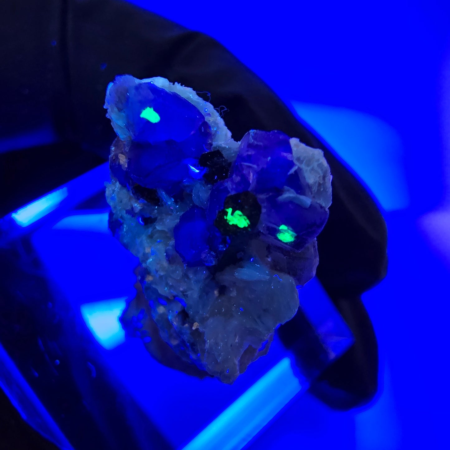 Cubes de fluorite fantôme colorés, muscovite, tourmaline Schorl, hyalite Erongo, Namibie 23 x 15 x 16 mm