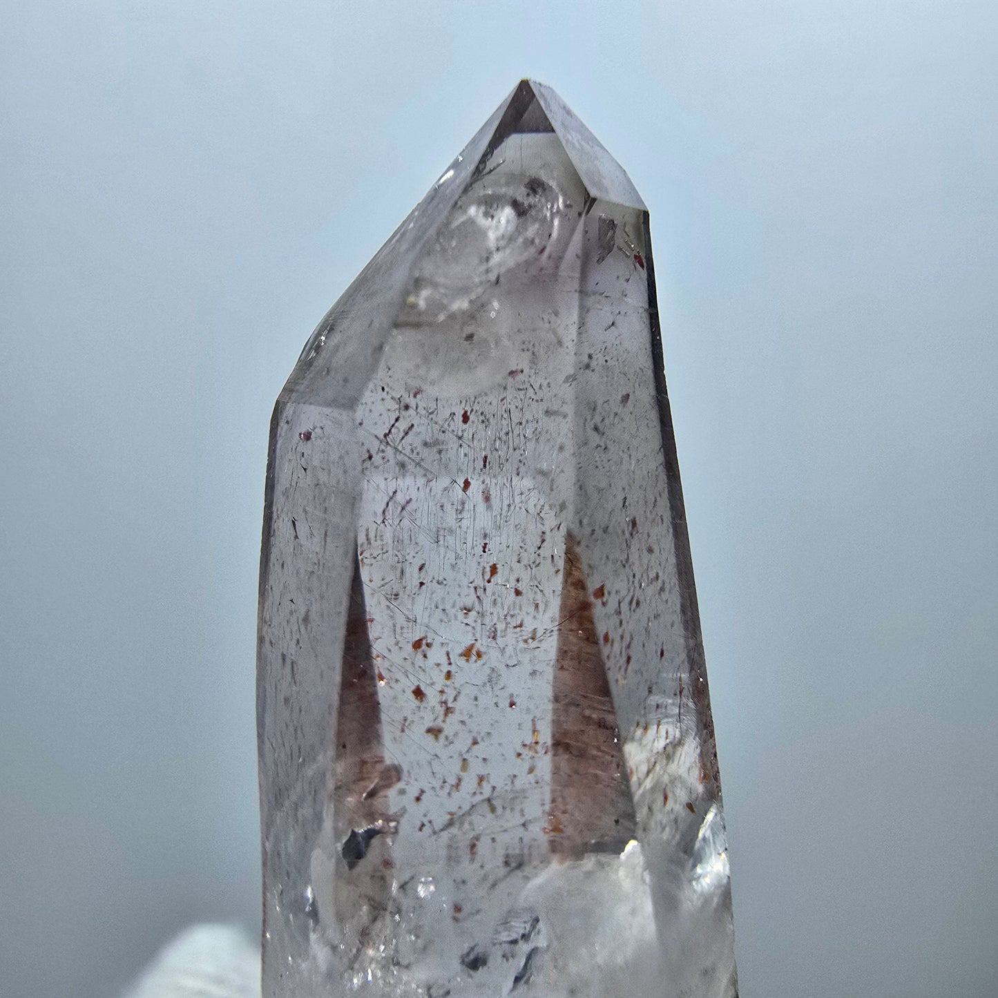 Pointe de sceptre en quartz fumé fantôme lémurien, Goboboseb, Namibie, 39 x 15 x 11 mm
