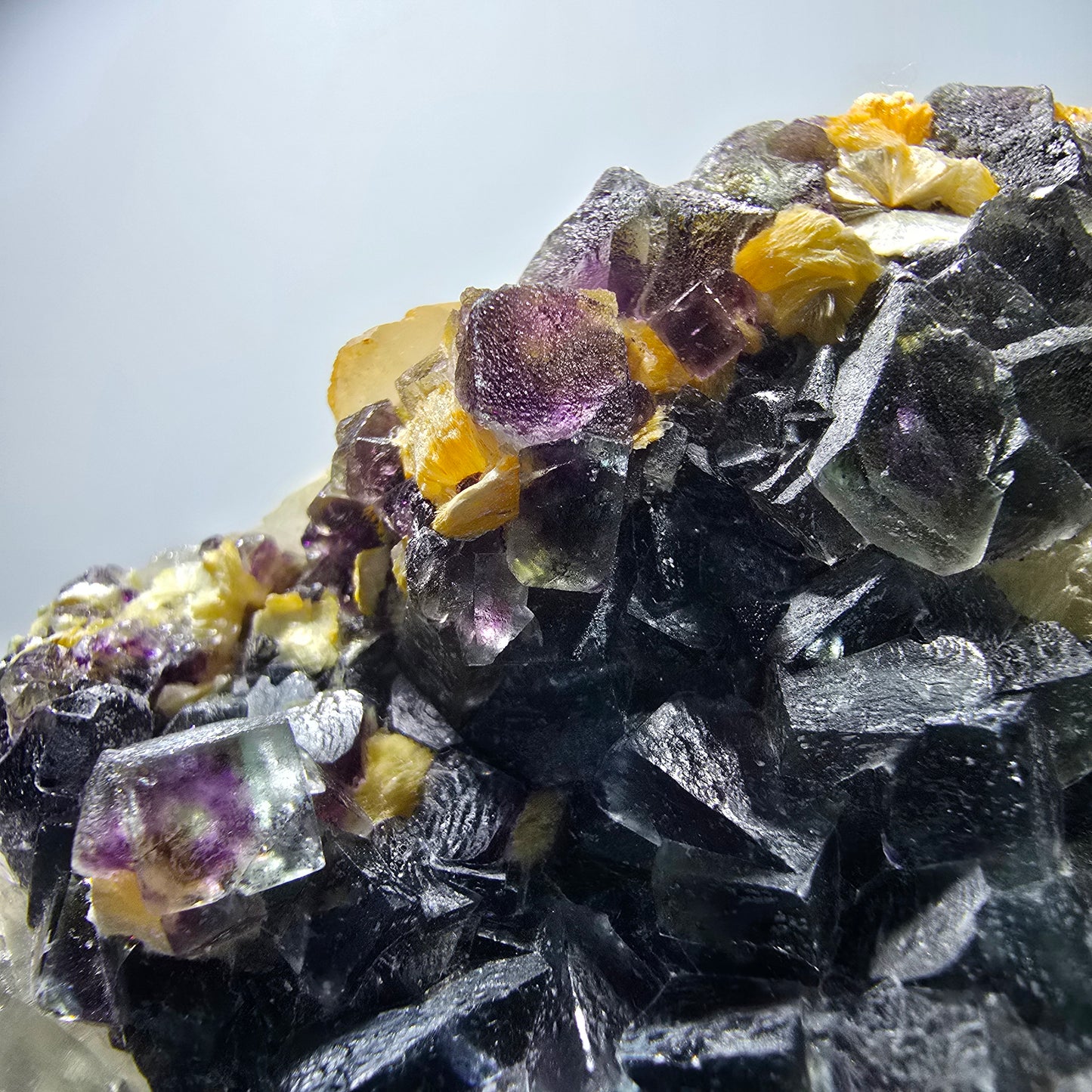 Cubes de fluorite fantôme colorés, spécimen de muscovite, Erongo, Namibie, 71 x 56 x 35 mm