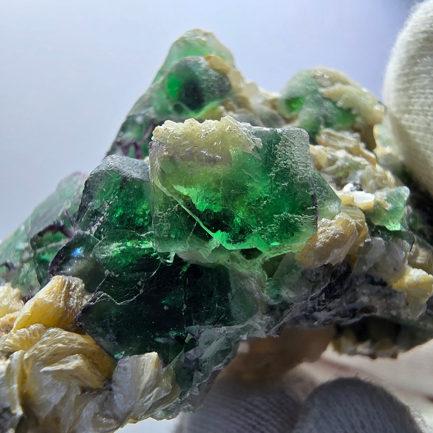 Rares cubes de fluorite fantôme, hyalite et spécimen de muscovite, Erongo, Namibie, 69 x 51 x 47 mm