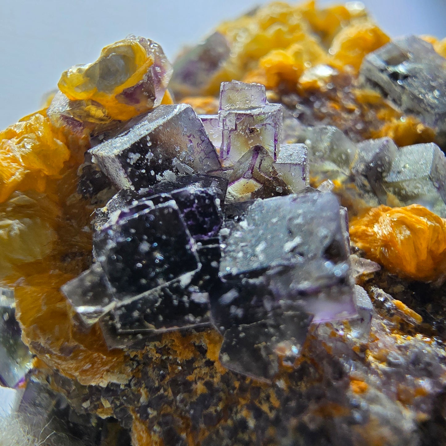 Spécimen de fluorite fantôme colorée, de tourmaline Schorl et de muscovite, Erongo, Namibie, 58 x 51 x 33 mm
