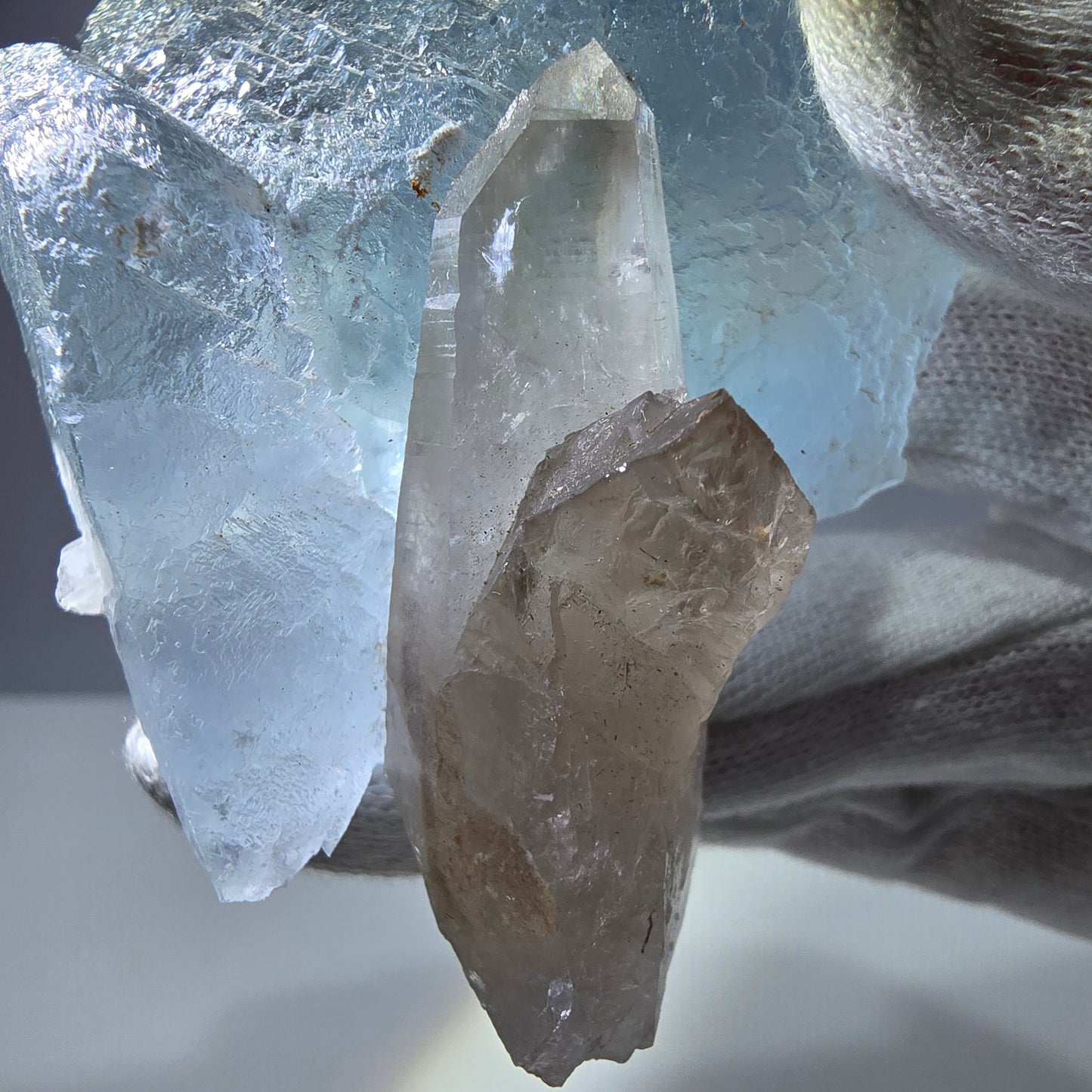 Grand spécimen de fluorite bleue et de quartz fumé, montagnes Erongo, Namibie, 93 x 67 x 36 mm