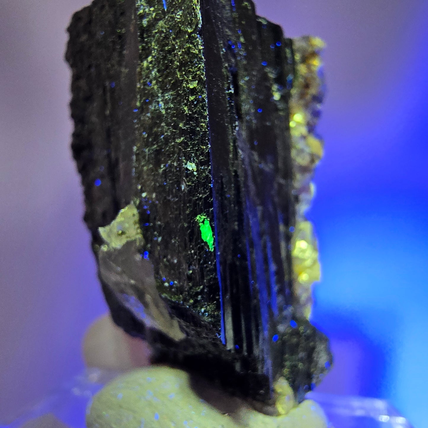 Bunte Phantom Fluorit, Schörl Turmalin, Muskovit, Hyalit Stufe Erongo, Namibia 45*29*24mm #12113