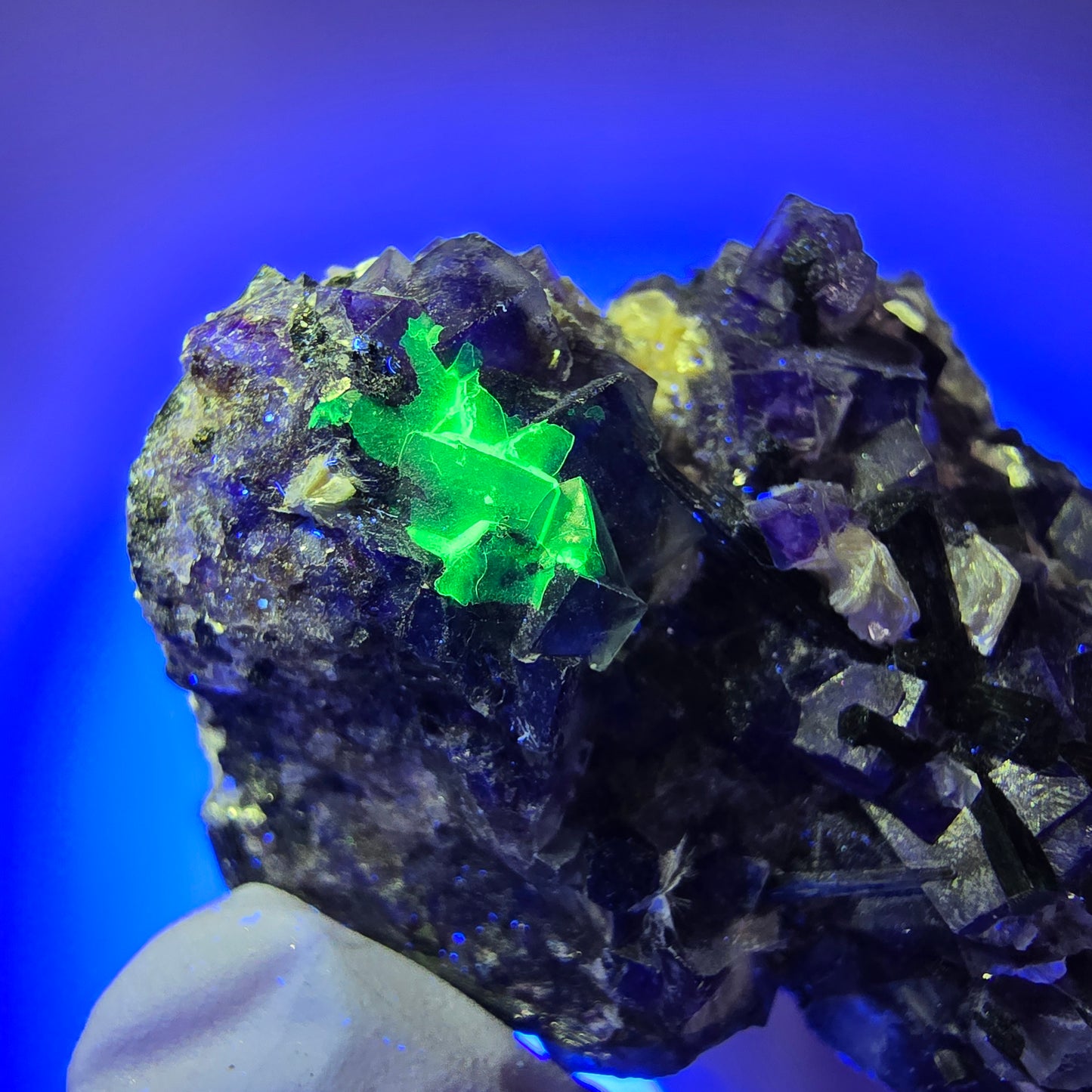 Spécimen de fluorite fantôme colorée, tourmaline schorl, muscovite, hyalite, Erongo, Namibie, 46*40*35 mm, n° 12122
