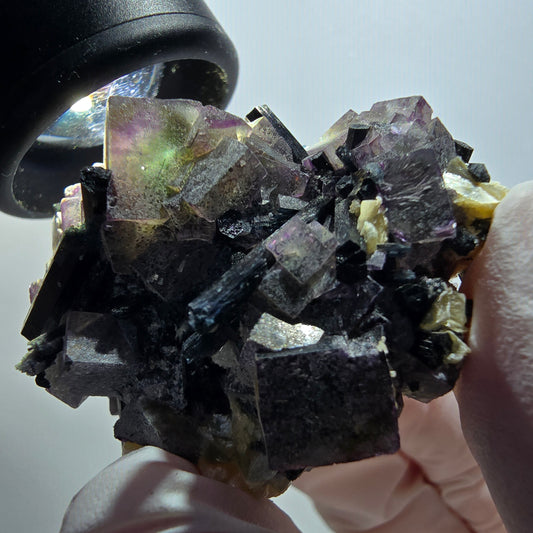 Spécimen de fluorite fantôme colorée, tourmaline schorl et muscovite d'Erongo, Namibie, 43 x 40 x 36 mm, n° 12123