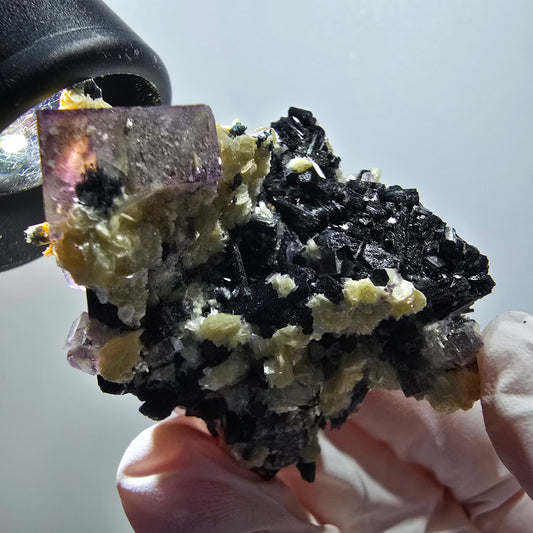 Spécimen de fluorite fantôme colorée, tourmaline schorl et muscovite d'Erongo, Namibie, 49 x 41 x 37 mm, n° 12124