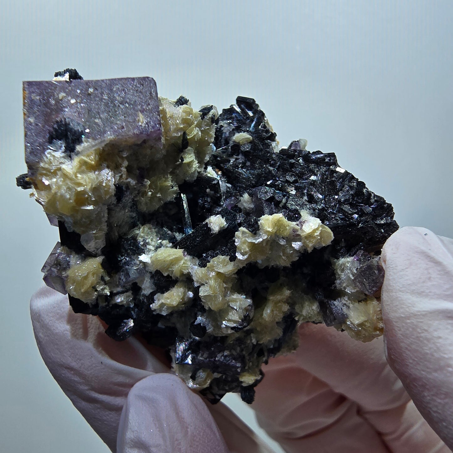 Spécimen de fluorite fantôme colorée, tourmaline schorl et muscovite d'Erongo, Namibie, 49 x 41 x 37 mm, n° 12124