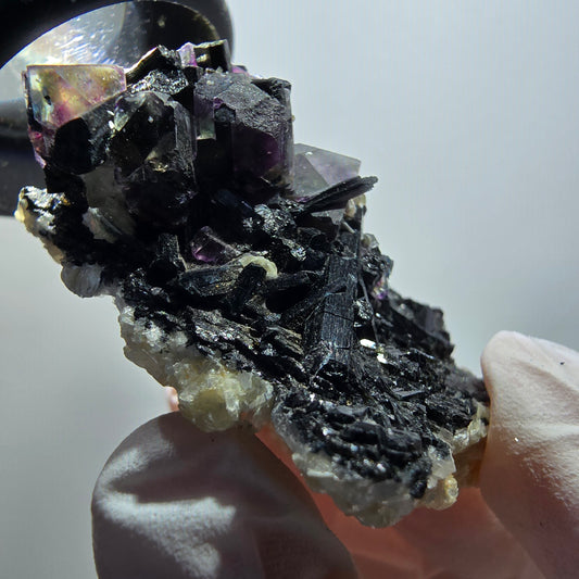 Spécimen de fluorite fantôme colorée, tourmaline schorl et muscovite d'Erongo, Namibie, 47 x 32 x 22 mm, n° 12125
