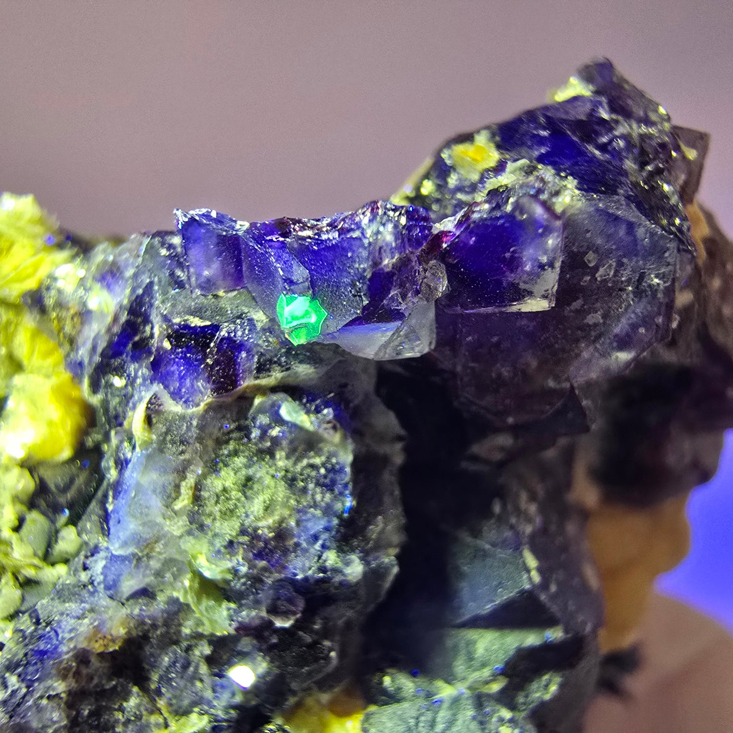 Spécimen de fluorite fantôme colorée, tourmaline schorl, muscovite, hyalite, Erongo, Namibie 79*49*39mm #12193
