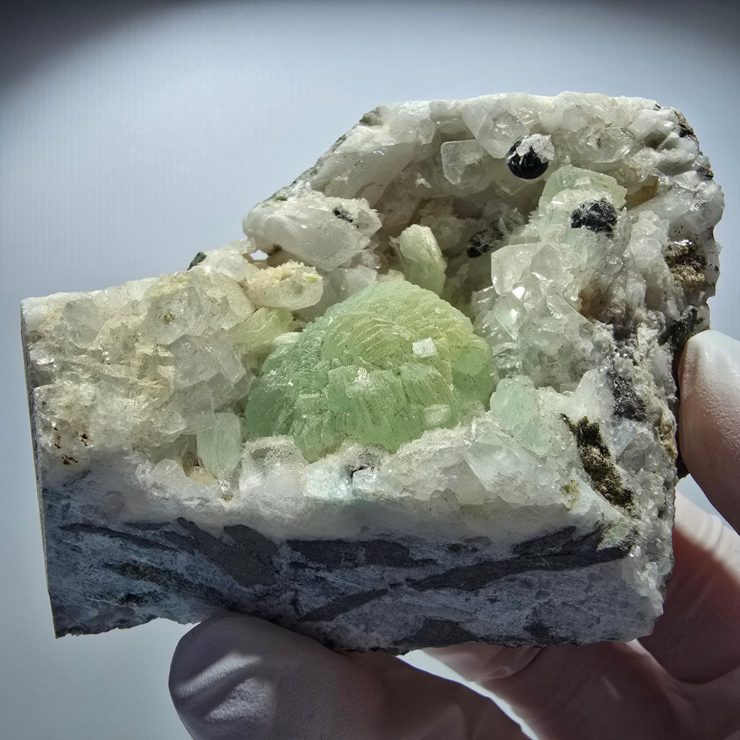 Große Prehnit Kugel, Calcit Würfel, Quarz auf Matrix Stufe Goboboseb, Namibia 45*55*48mm #12718