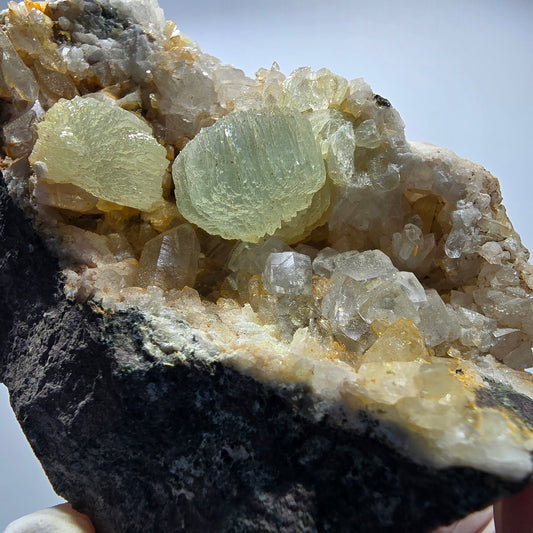 Prehnit Kugel, Calcit Würfel, Quarz auf Matrix Goboboseb, Namibia 82*52*30mm #12740