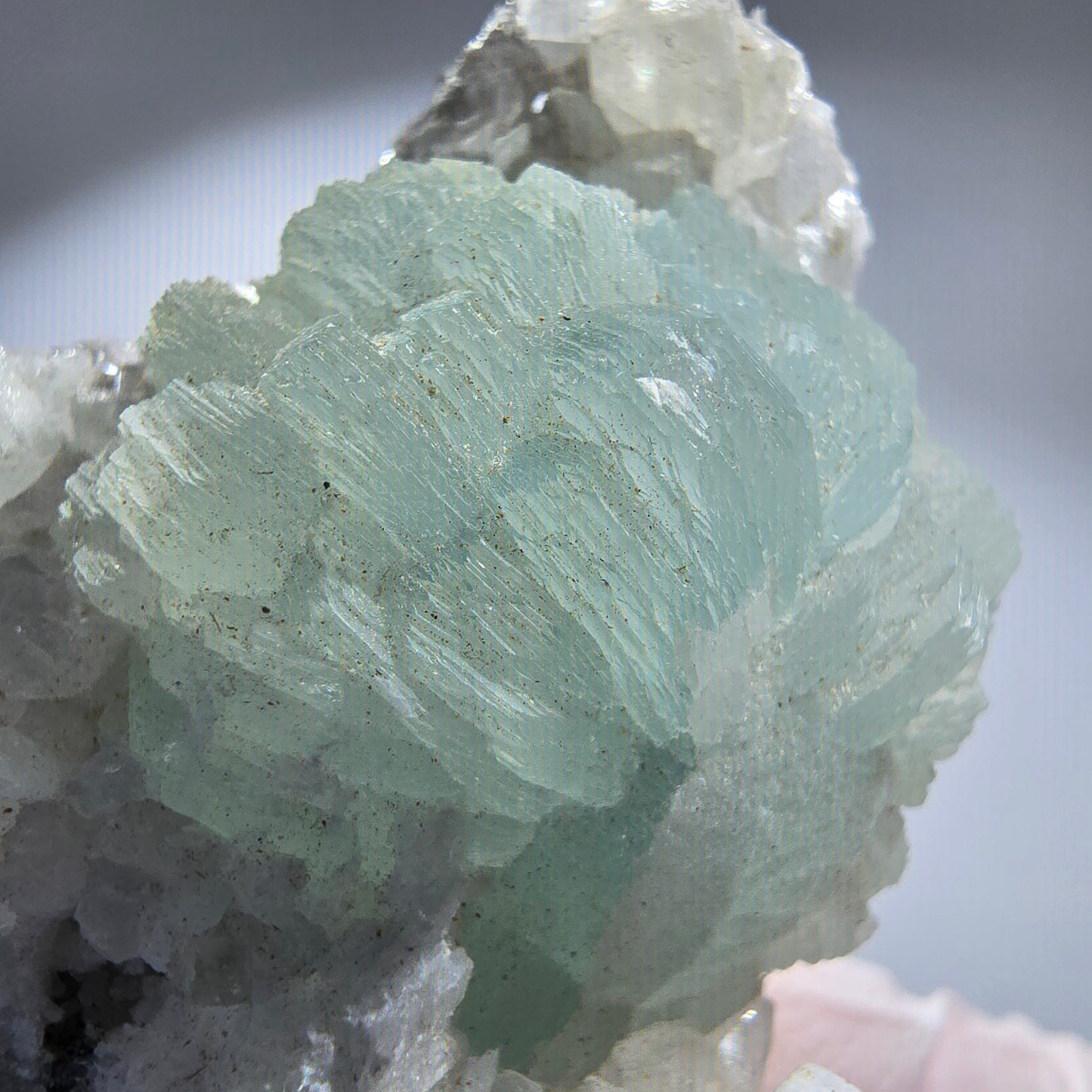 Prehnit Kugel, Calcit Würfel, Quarz auf Matrix Goboboseb, Namibia 62*47*24mm #12773