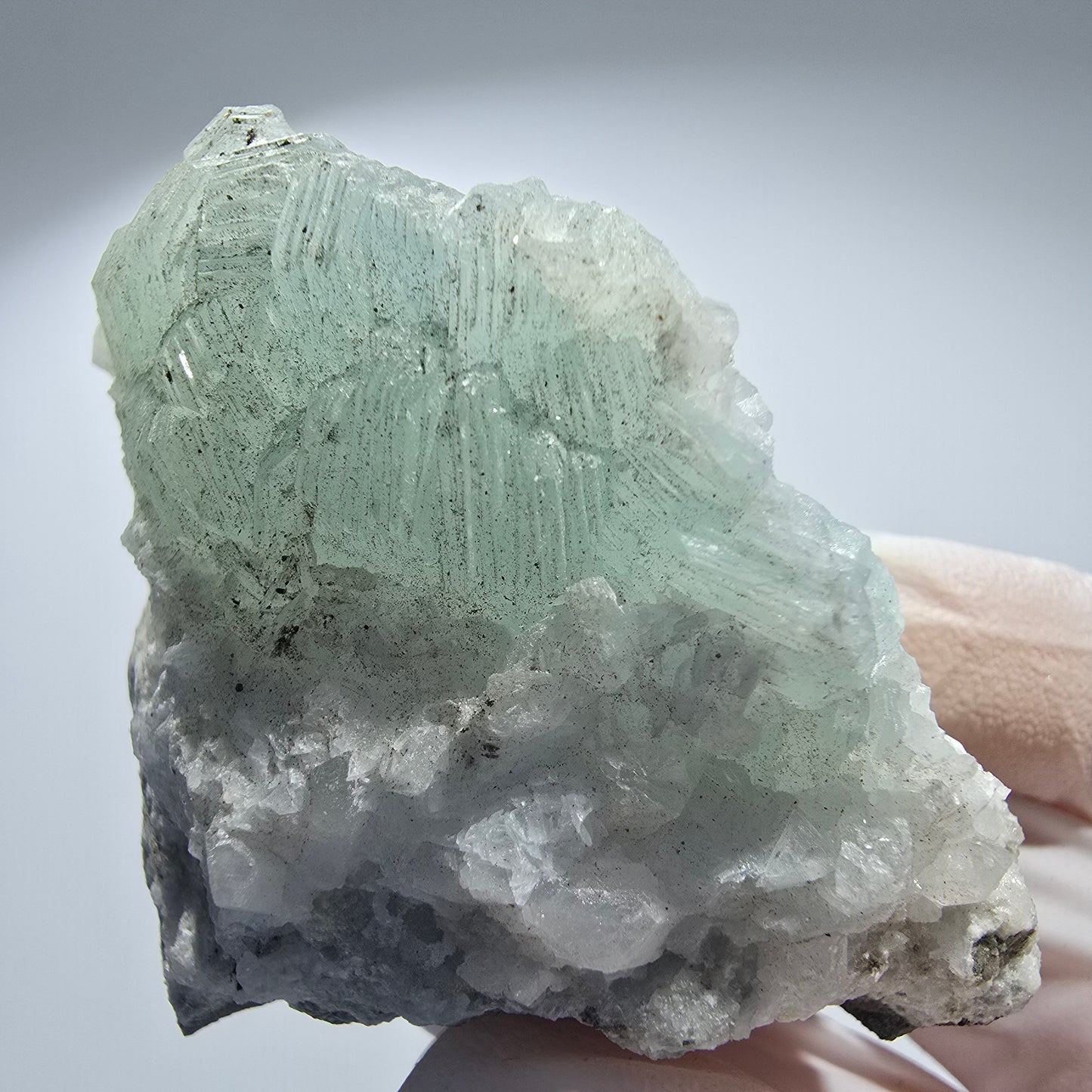 Prehnit Kugel, Quarz auf Matrix Stufe Goboboseb, Namibia 67*39*35mm #12776