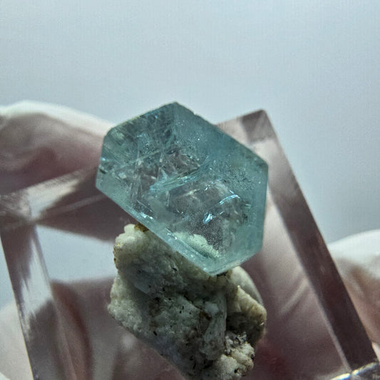 Klarer Aquamarin X Kristall mit Orthoklas Erongo, Namibia 17*14*14mm #12909