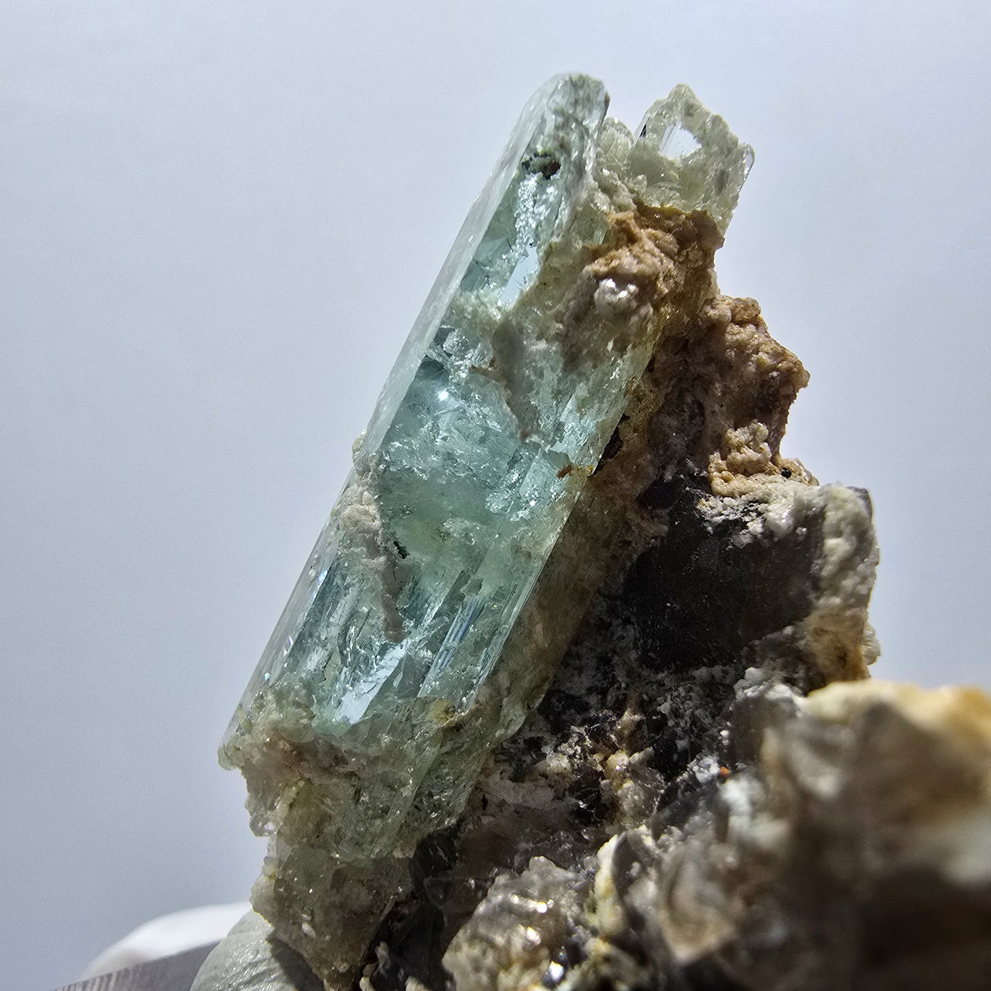 Klarer Aquamarin X Kristall auf Orthoklas, Rauchquarz Erongo, Namibia 40*34*24mm #12910