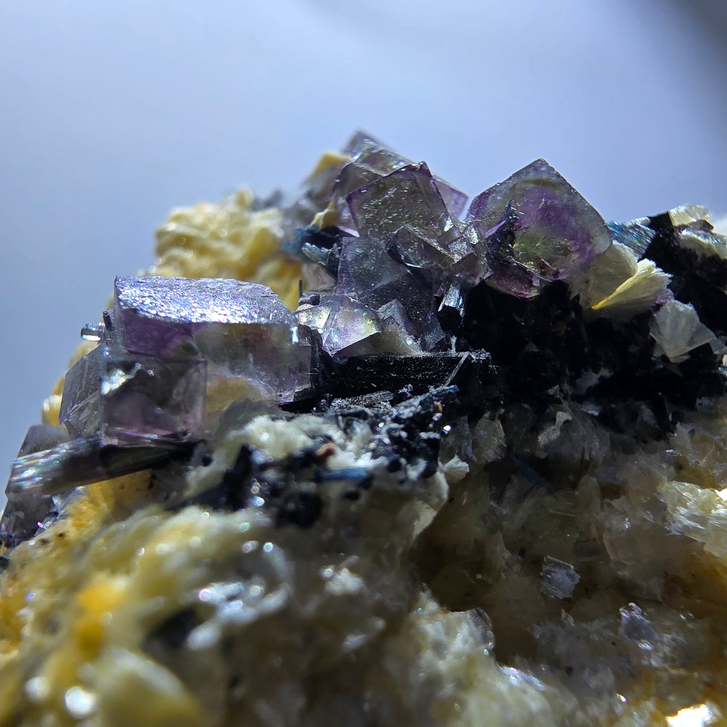Cubes de fluorite fantôme colorés, tourmaline scholle muscovite, Erongo, Namibie, 61 x 60 x 29 mm