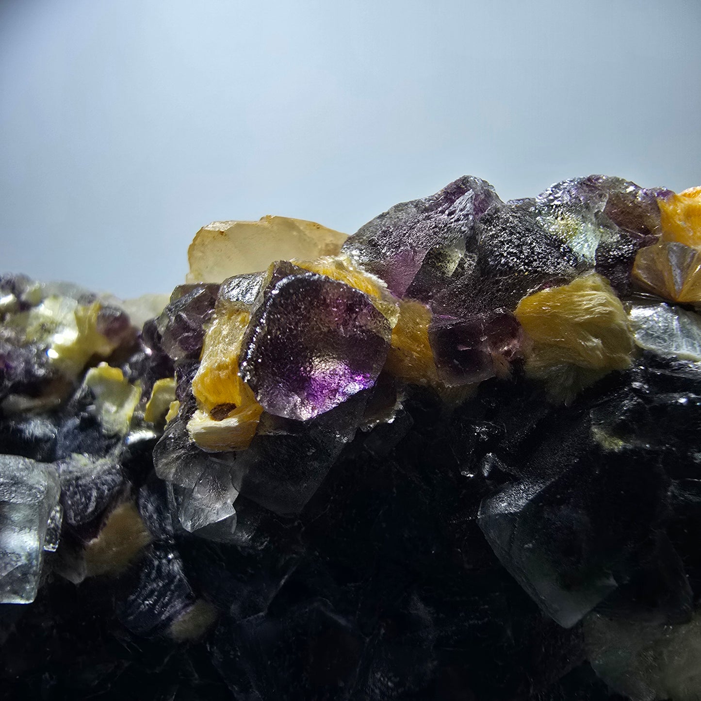 Cubes de fluorite fantôme colorés, spécimen de muscovite, Erongo, Namibie, 71 x 56 x 35 mm