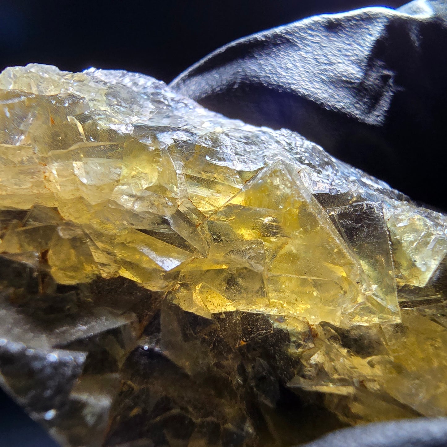 Honey Pocket Phantom Fluorit Stufe gelb lila Okorusu Namibia 49*27*11mm Sammlung