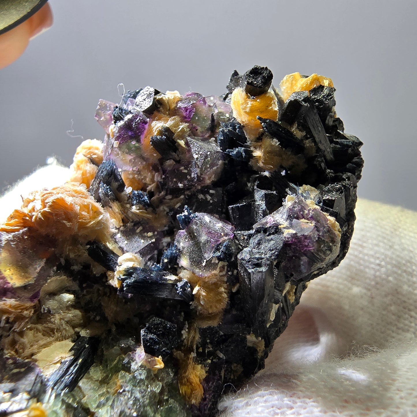 Spécimen de fluorite fantôme colorée, tourmaline scholle, muscovite, Erongo, Namibie, 91 x 57 x 38 mm