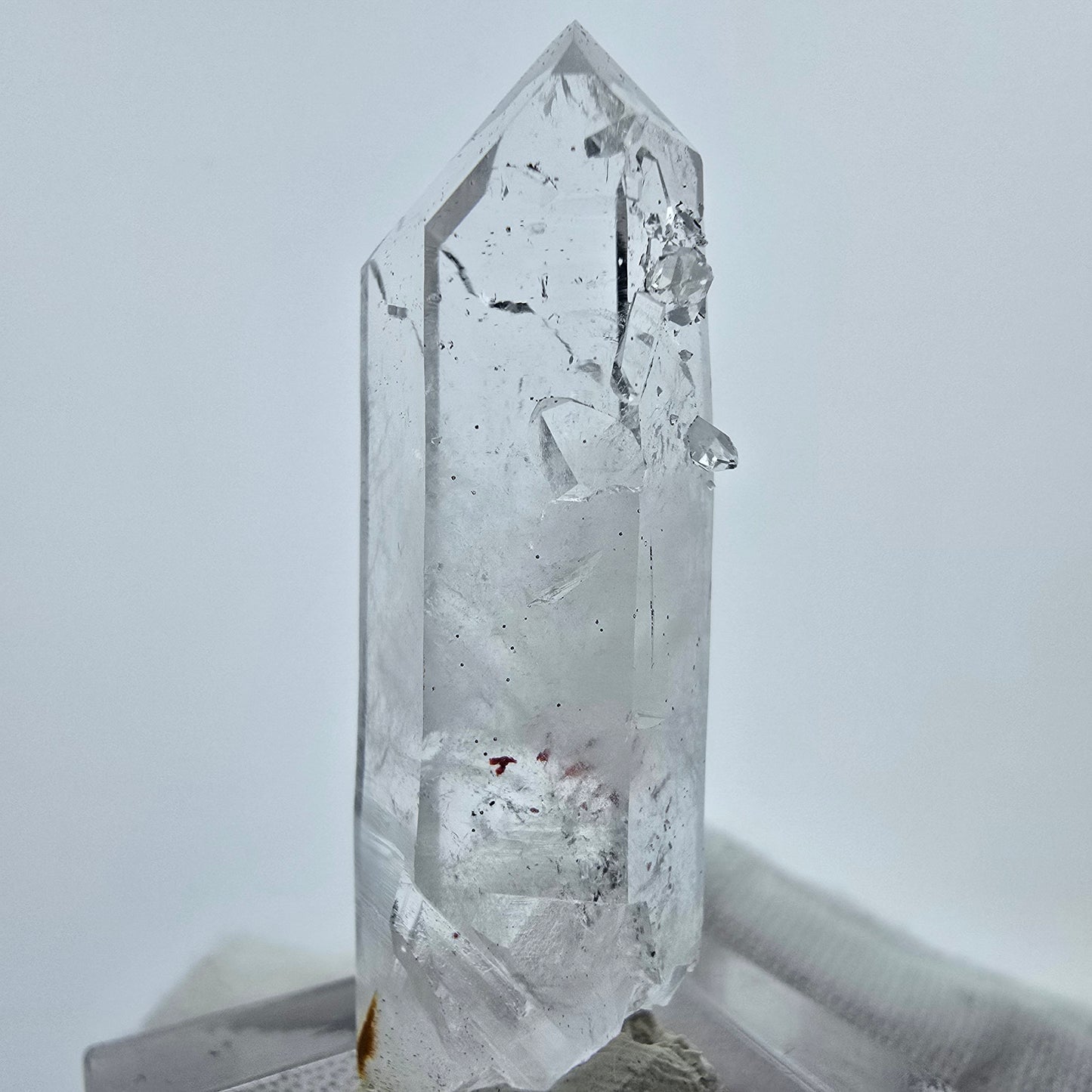 Cristal de quartz Harlequin très clair de la mine Streep, Goboboseb, Namibie, 40 x 13 x 11 mm