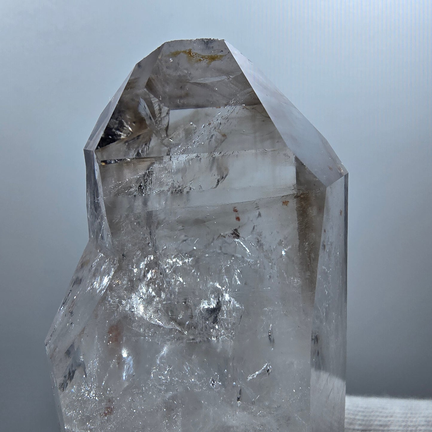 Sceptre DT Enhydro en quartz fumé lémurien, gobo de poche UV en calcite Valentine. Namibie 80 x 40 x 29 mm