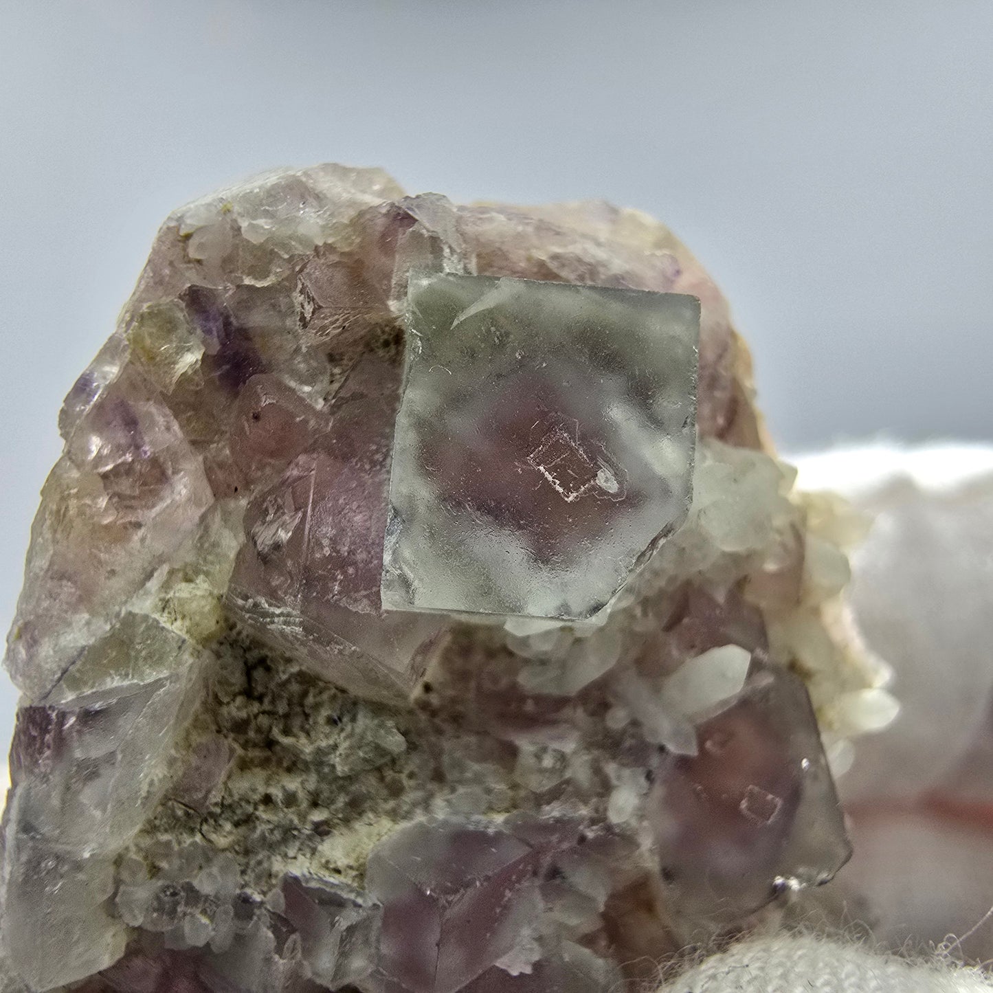 Seltene UV Phantom Fluorit Würfel, Quarz Stufe Brandberg, Namibia 47*31*18mm