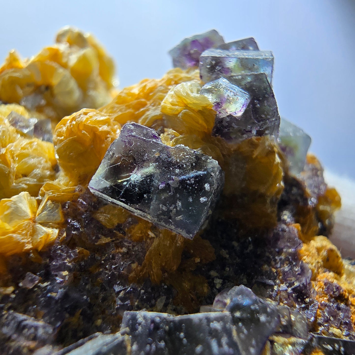 Spécimen de fluorite fantôme colorée, de tourmaline Schorl et de muscovite, Erongo, Namibie, 58 x 51 x 33 mm