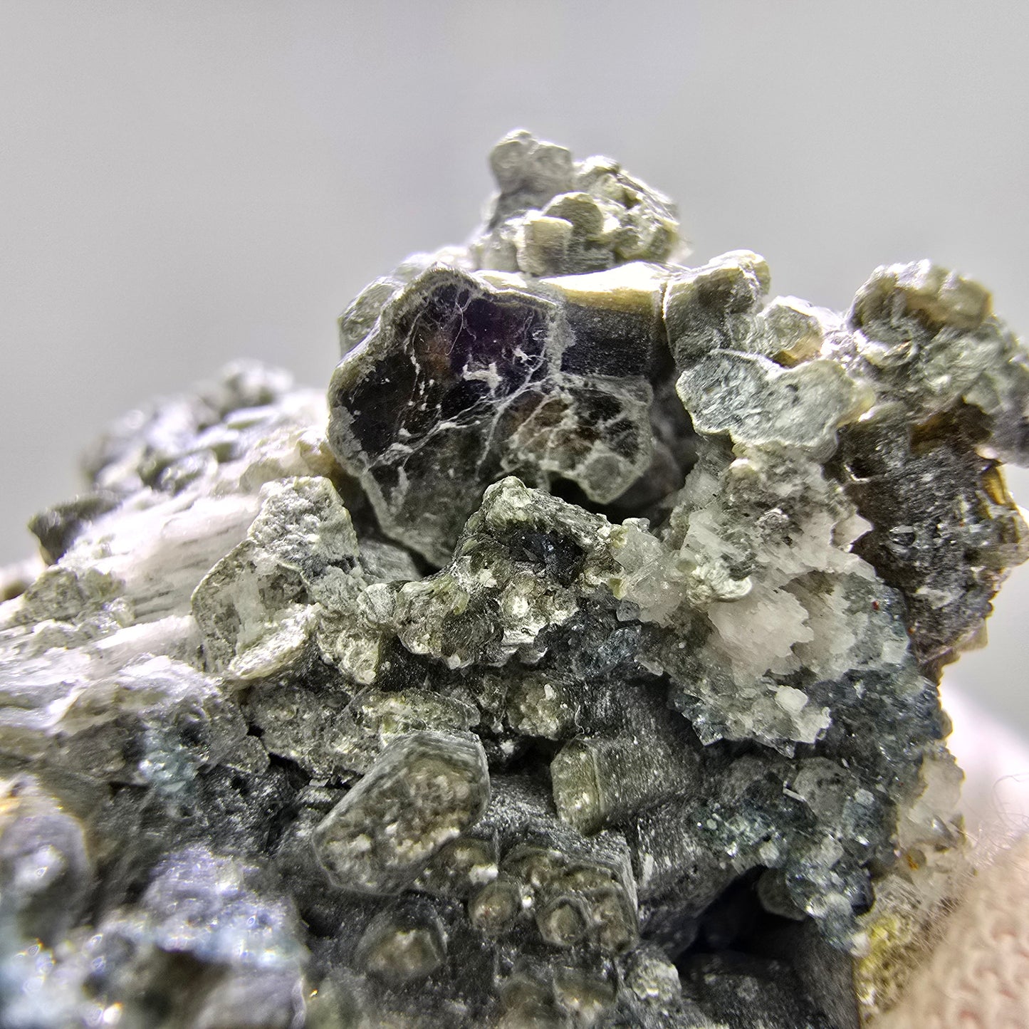 Seltene Muskovit, UV Calcit Stufe Erongo, Namibia 38*36*30mm Mineraliensammlung