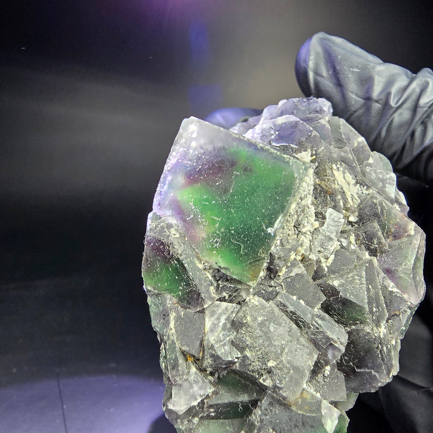 Rare niveau de cube de fluorite fantôme violet vert 86*46*31mm d'Okorusu, Namibie