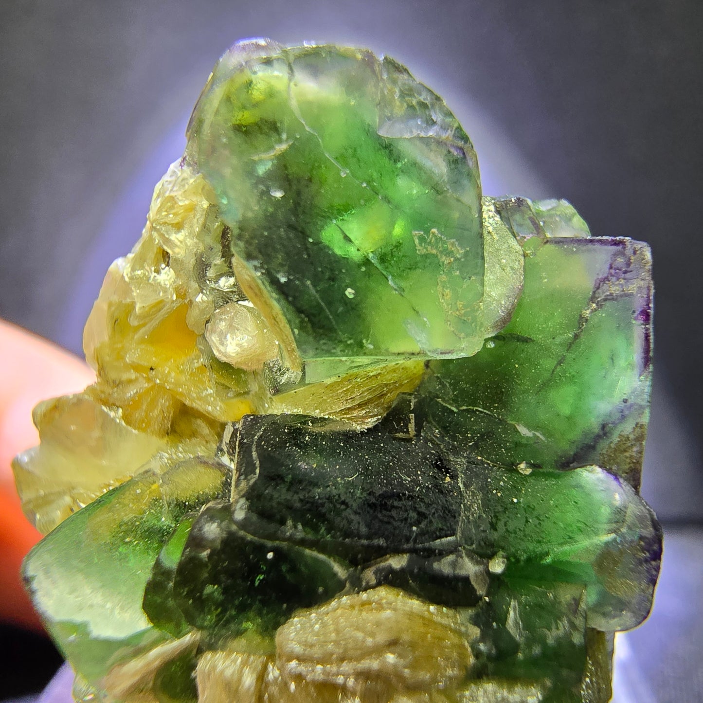Klare Fluorit mit Muskovit grün 27*23*19mm Erongo, Namibia Mineraliensammlung