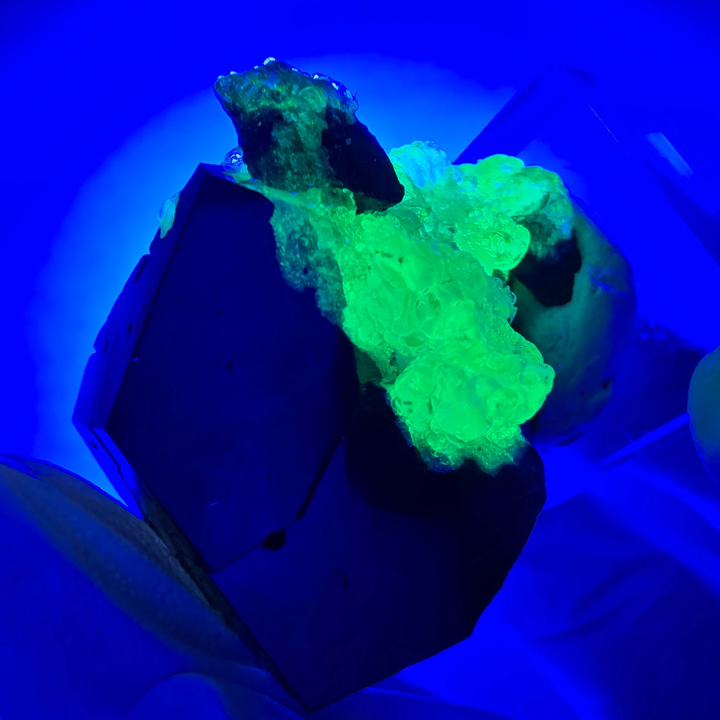 Symmetrische Schörl Turmalin, Hyalit Opal Stufe Erongo, Namibia 35*30*28mm #13154