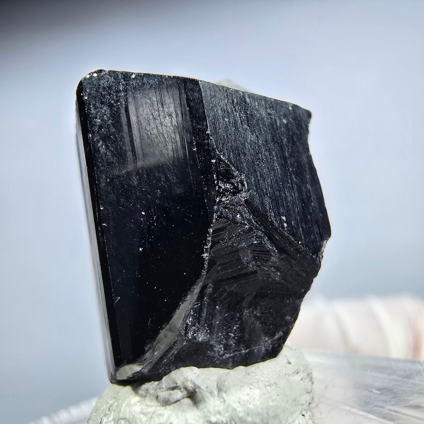 Symmetrische Schörl Turmalin, Rauchquarz Stufe Erongo, Namibia 24*20*14mm #13215