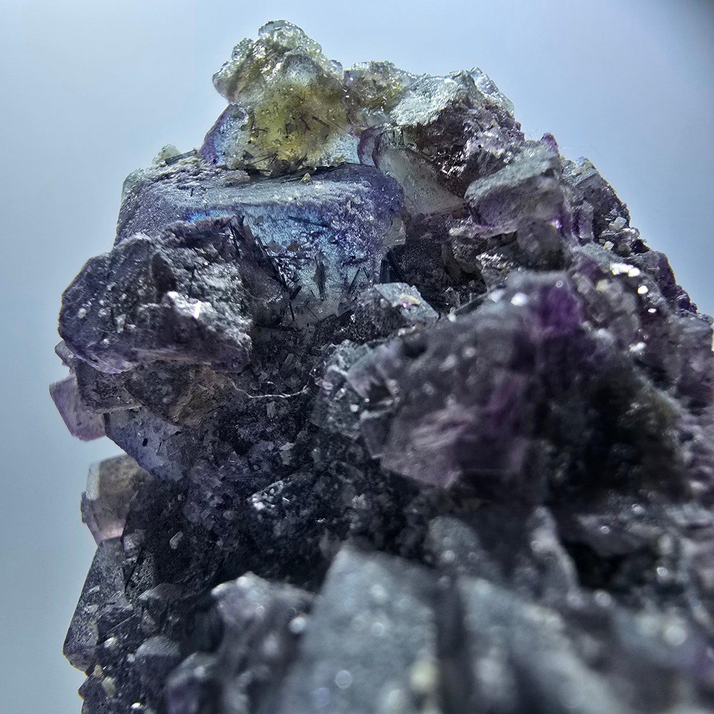 Fluorite fantôme colorée, hyalite, tourmaline schol, muscovite, Erongo, Namibie, 80 x 46 x 60 mm