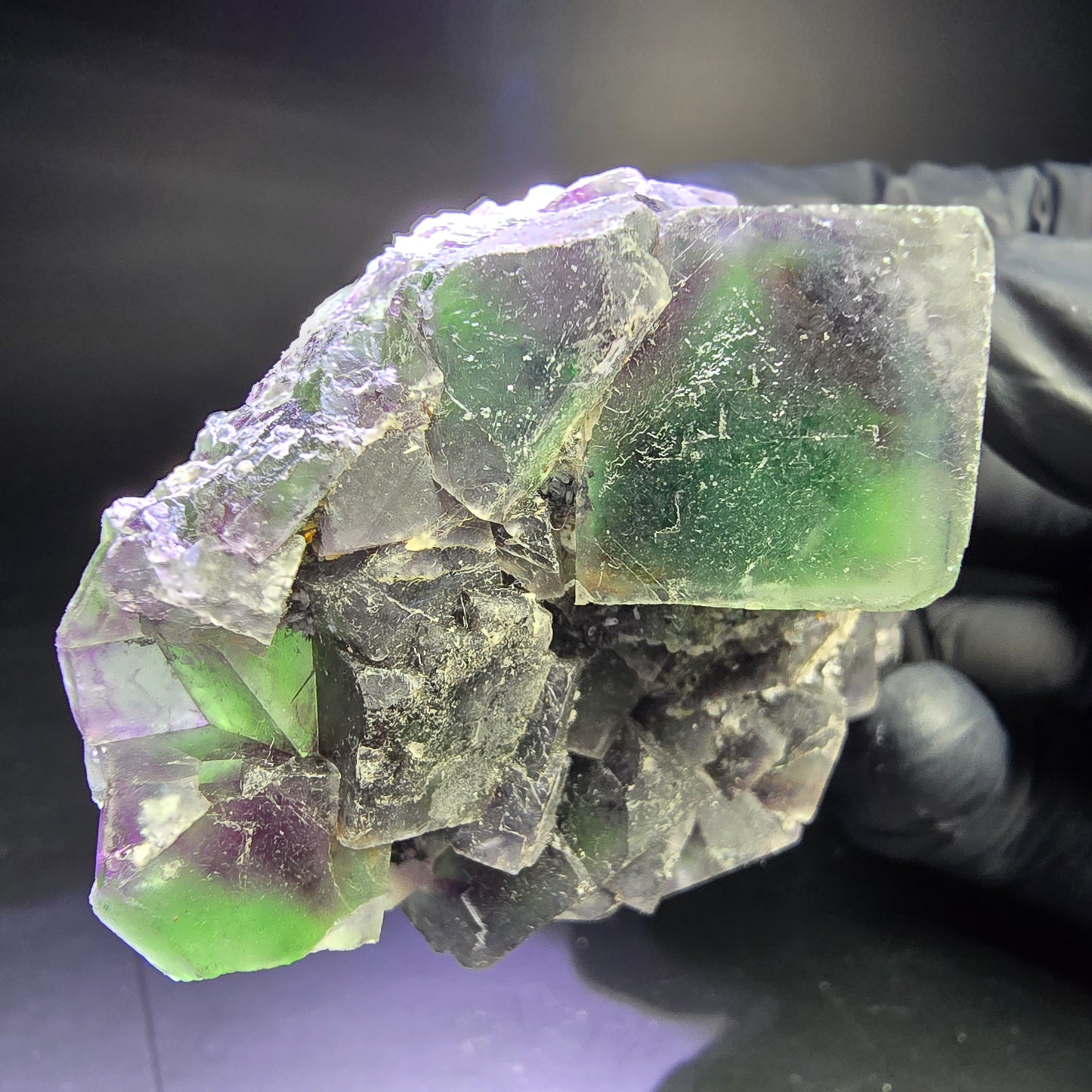 Rare niveau de cube de fluorite fantôme violet vert 86*46*31mm d'Okorusu, Namibie