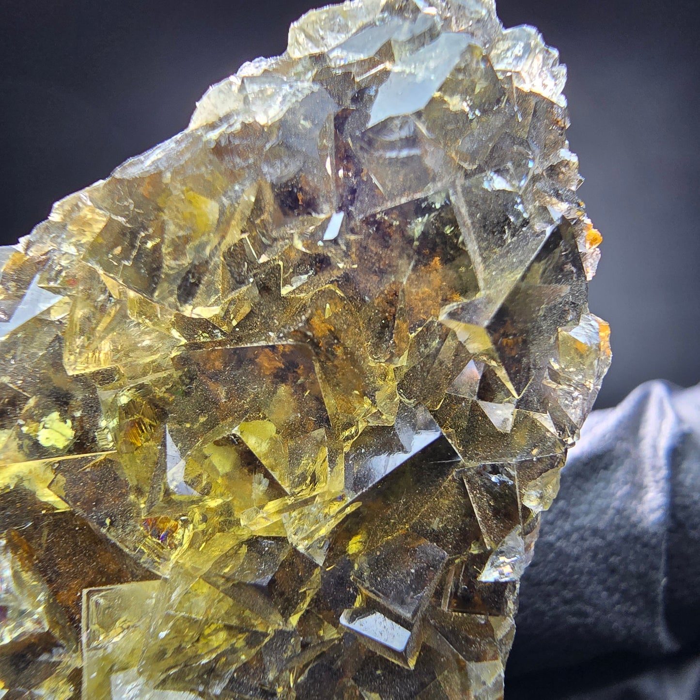 Klare Honey Pocket Phantom Fluorit Würfel Stufe gelb Okorusu, Namibia 73*52*16mm
