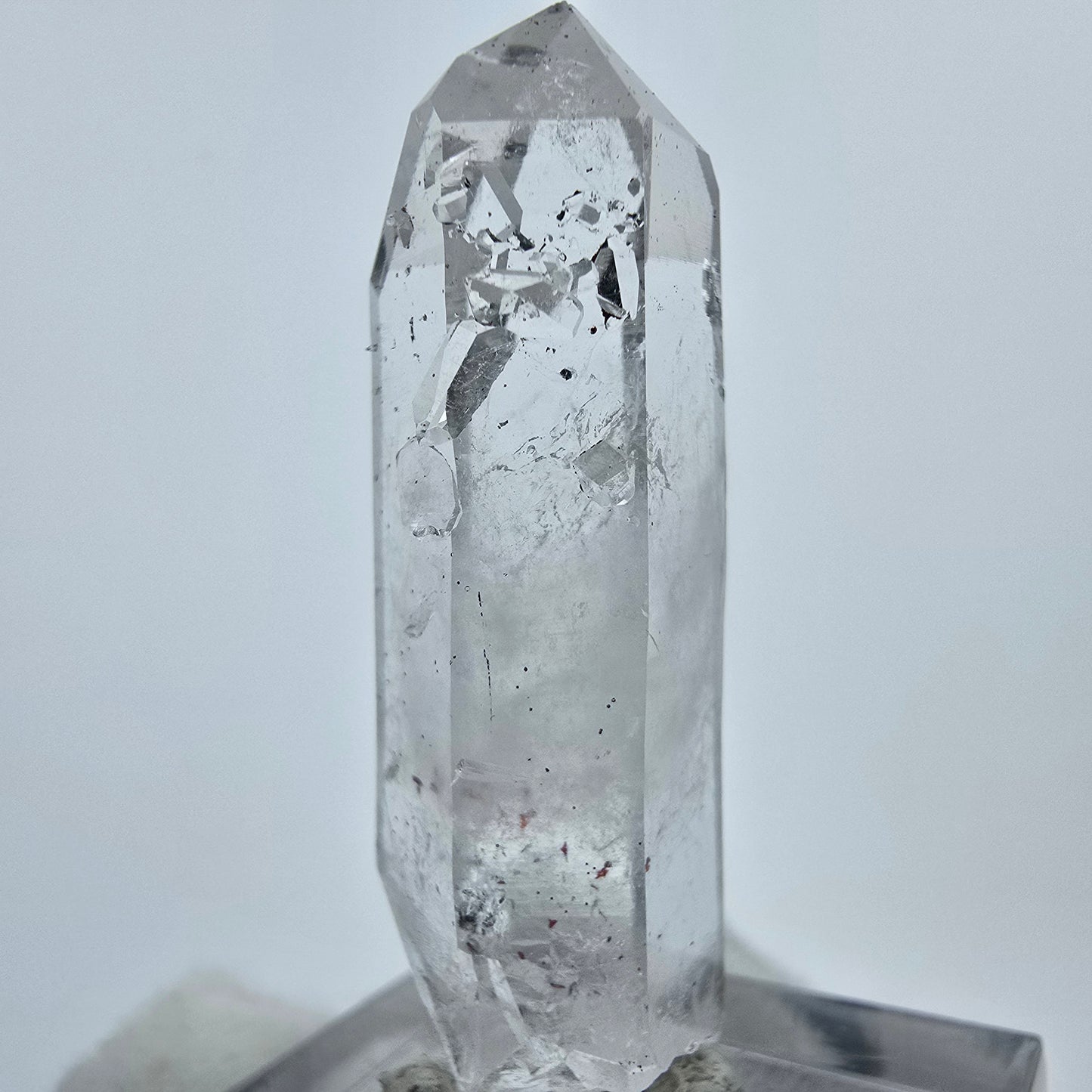 Cristal de quartz Harlequin très clair de la mine Streep, Goboboseb, Namibie, 40 x 13 x 11 mm