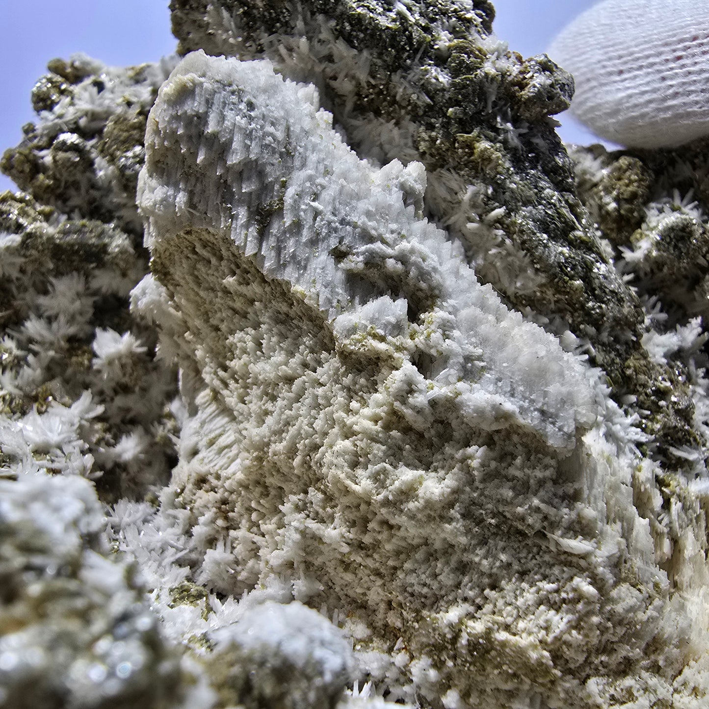 Grand spécimen de fluorite, hyalite, scholle, tourmaline, muscovite, orthose, Erongo, Namibie, 126 x 99 x 78 mm
