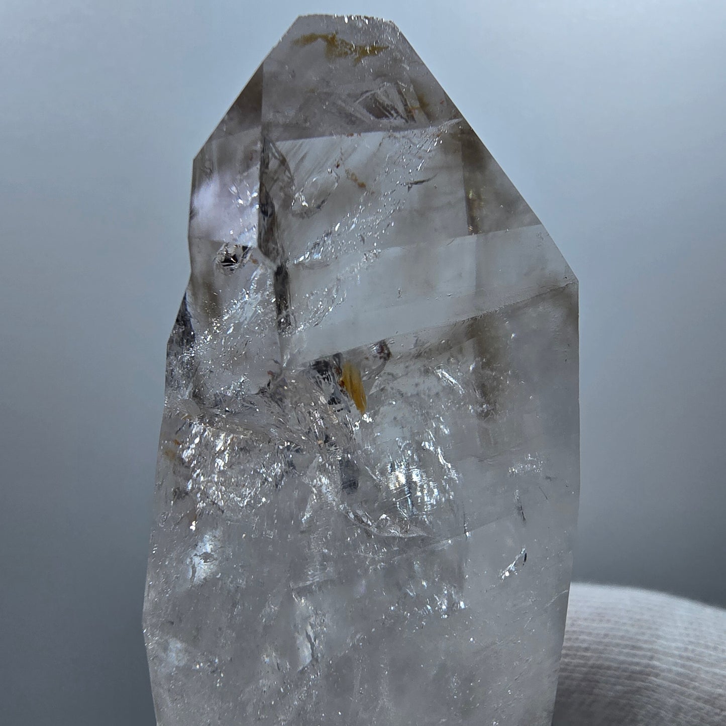 Sceptre DT Enhydro en quartz fumé lémurien, gobo de poche UV en calcite Valentine. Namibie 80 x 40 x 29 mm